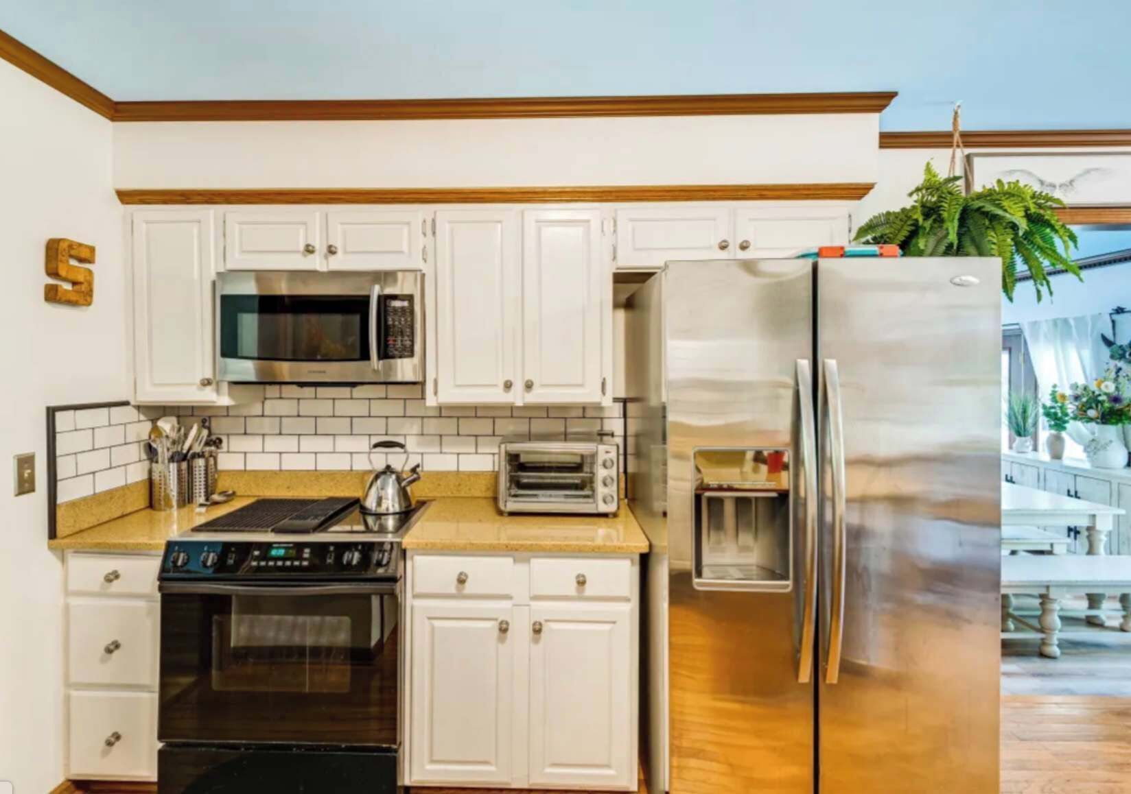 Jääkaappi, mikroaaltouuni, uuni, liesi