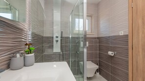 Shower, hair dryer, towels - Villa Ivandvor in Split by Villas Guide (Radošic)
