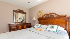 6 bedrooms, iron/ironing board, free WiFi, bed sheets