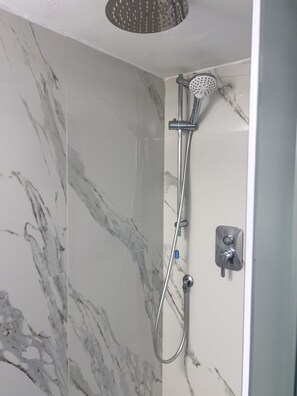 Ducha, secador de pelo y bidé