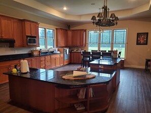 Kylskåp, mikrovågsugn, spishäll och diskmaskin