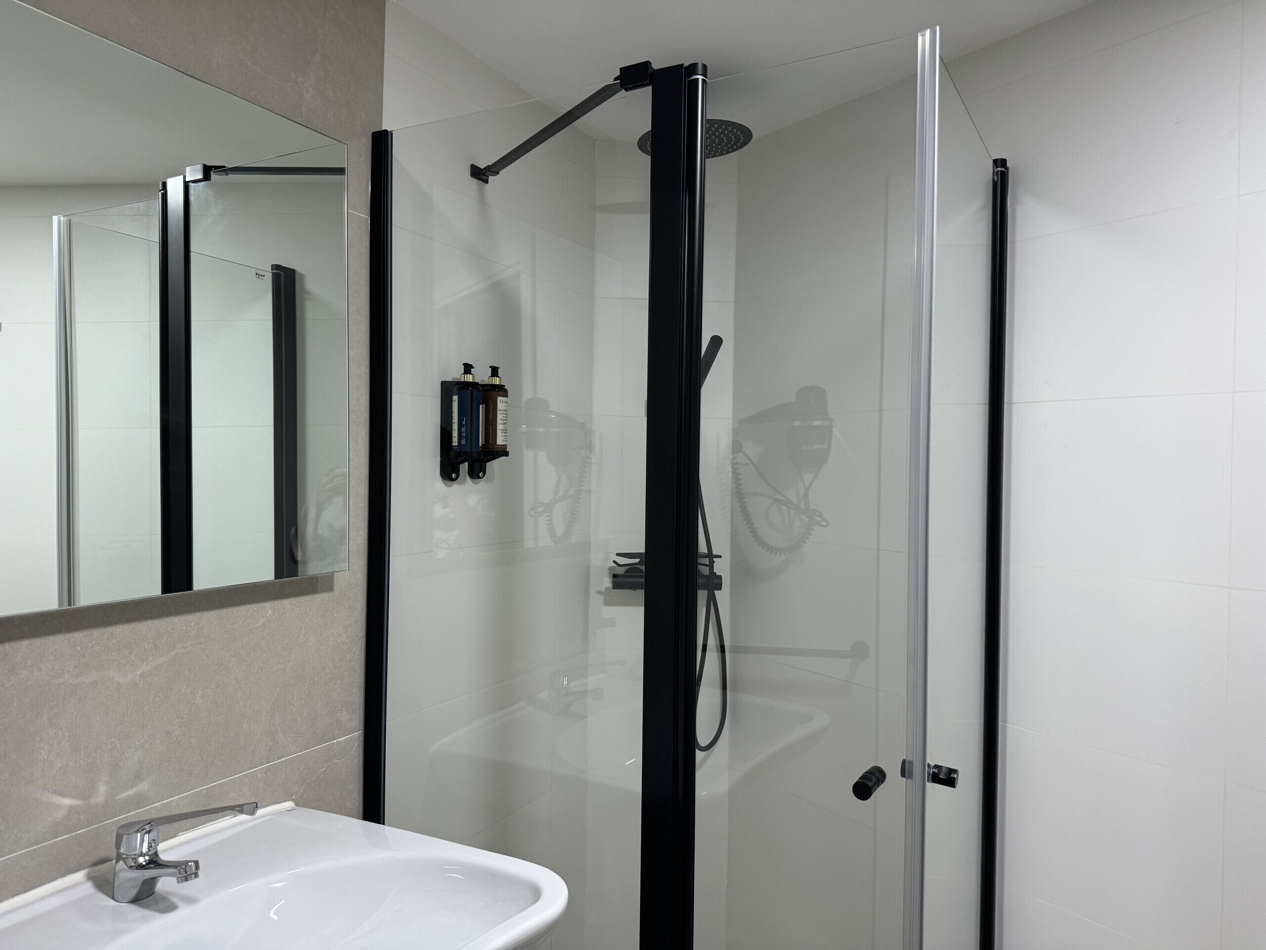 Een douche, een haardroger, handdoeken