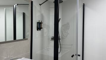 Een douche, een haardroger, handdoeken