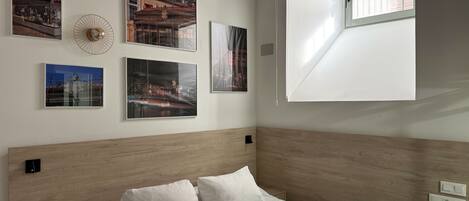 Een kluis op de kamer, een strijkplank/strijkijzer, gratis wifi