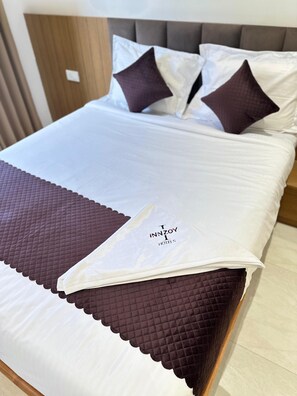 Deluxe Room | Free WiFi - Innzoy Hotels - DLF Road (Hyderabad)