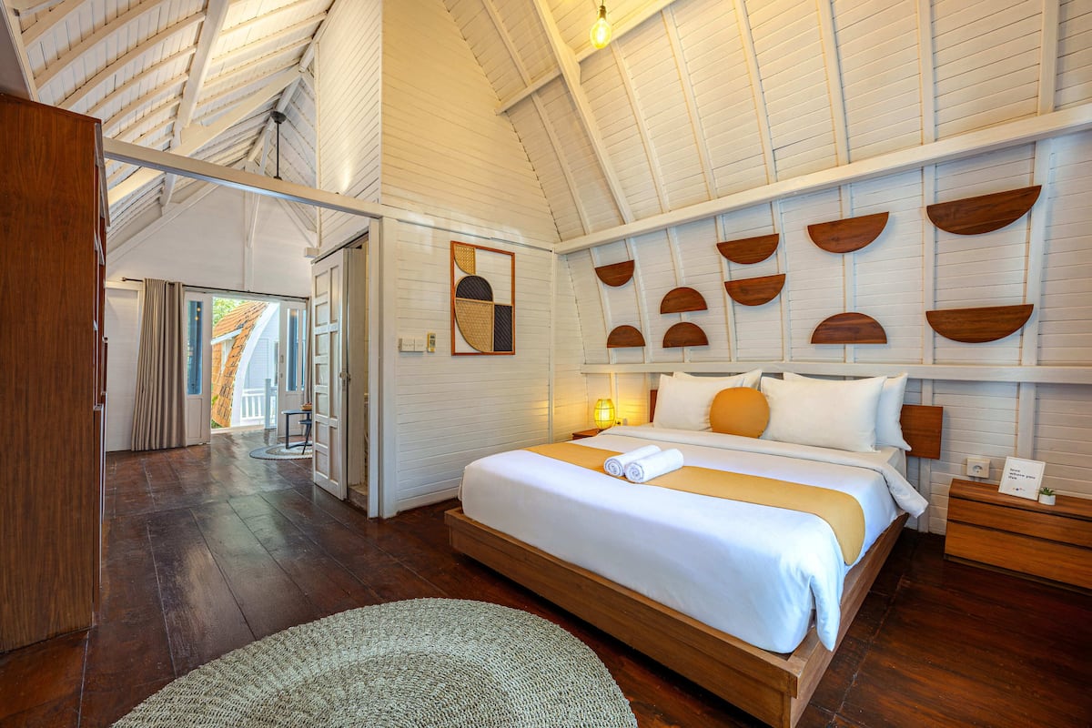 Escritorio, wifi gratis y ropa de cama