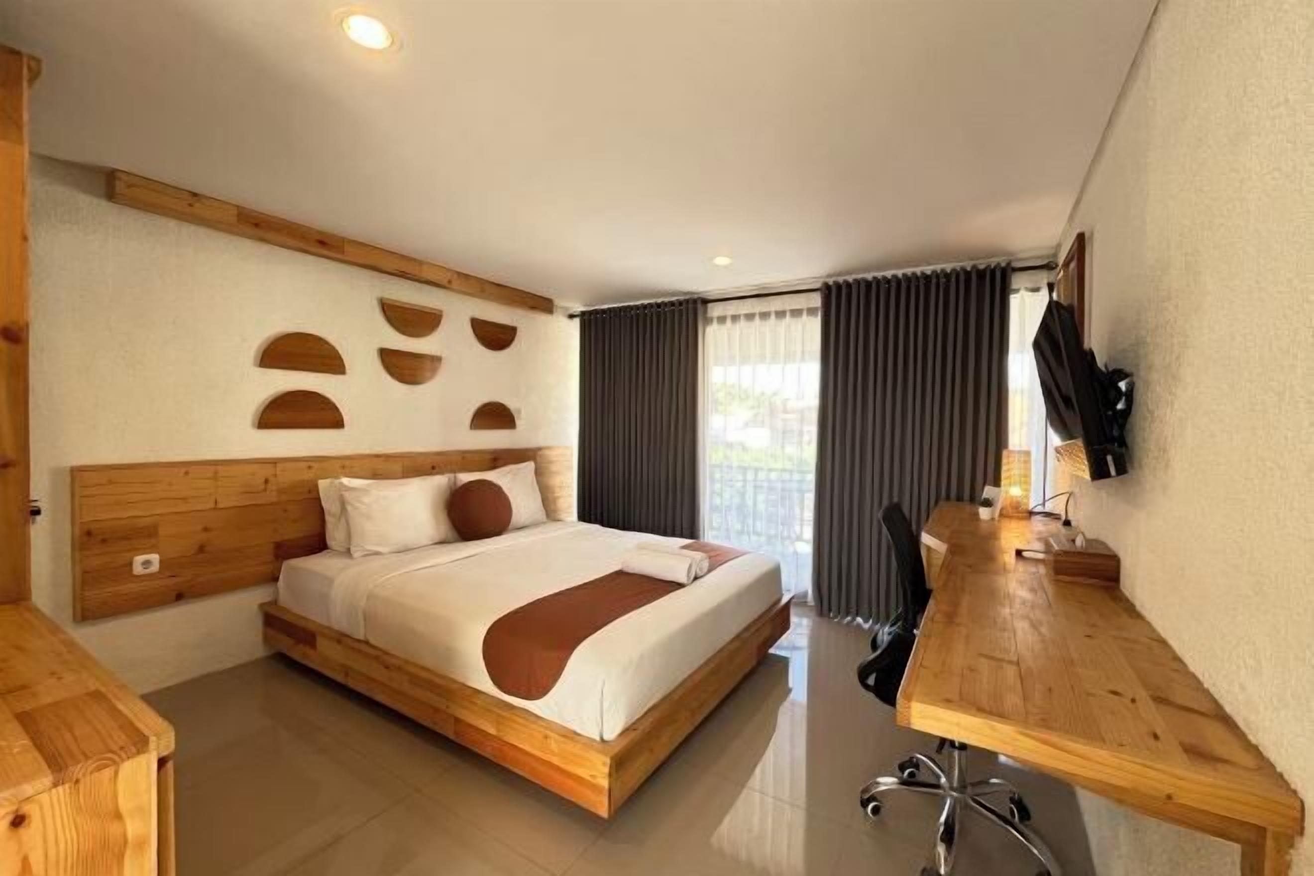 Desk, free WiFi, bed sheets