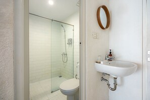 Standard Room | Bathroom