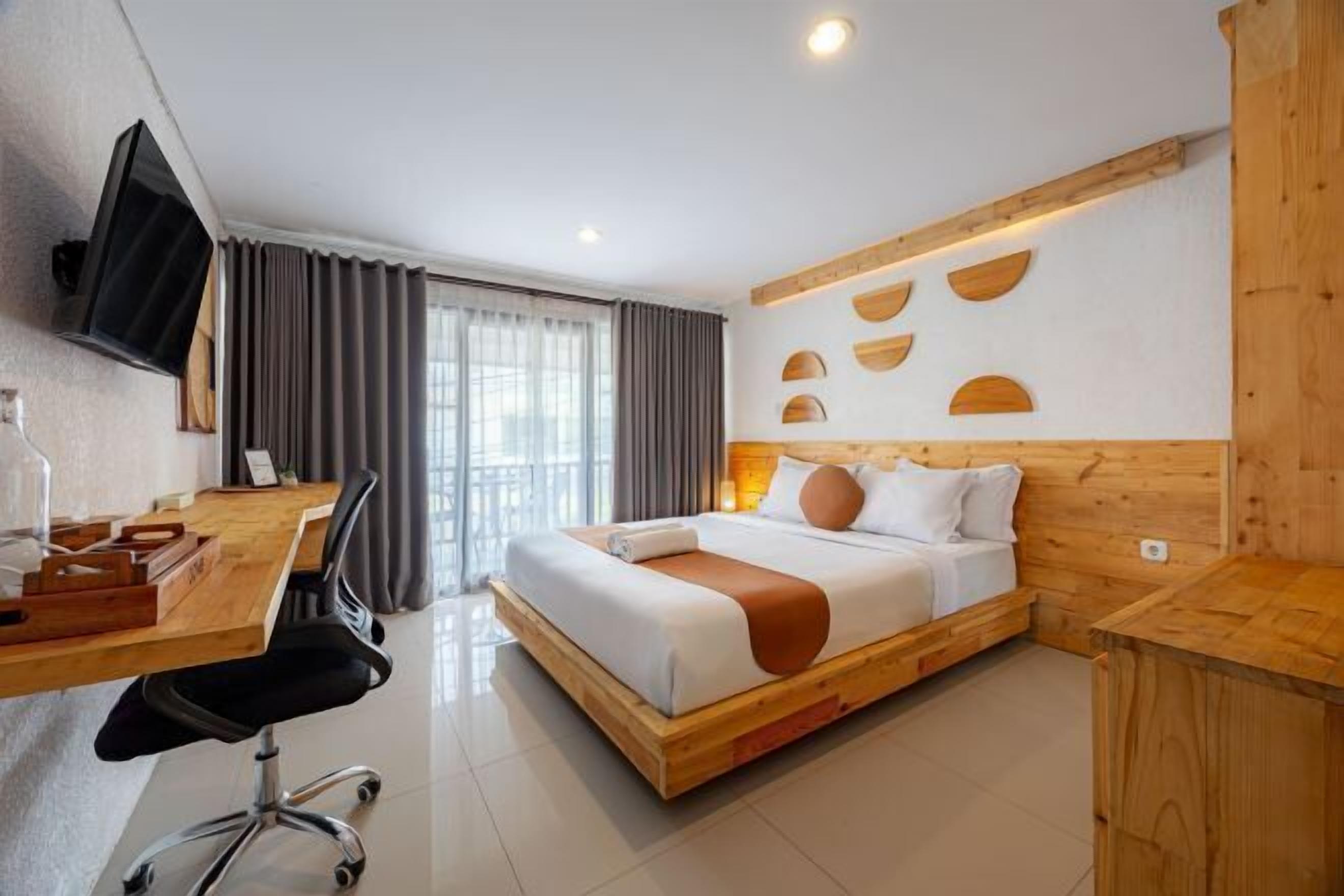 Desk, free WiFi, bed sheets