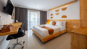 Una habitación de hotel moderna con una cama de madera, un escritorio con una silla, un televisor de pantalla plana y un amplio ventanal con cortinas.