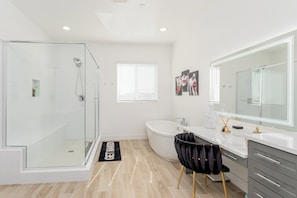 Douche, serviettes fournies, savon, shampooing
