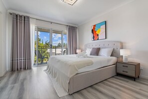 1 dormitorio, escritorio, tabla de planchar con plancha y wifi