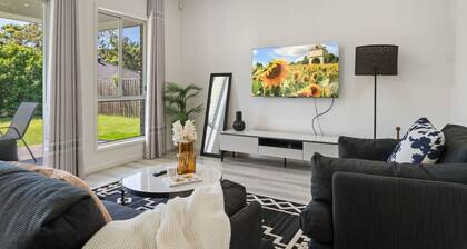 Relaxing Getaway Near the Bay • Stylish & Spacious