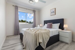 1 bedroom, desk, iron/ironing board, WiFi - Relaxing Getaway Near the Bay • Stylish & Spacious (Thornlands)