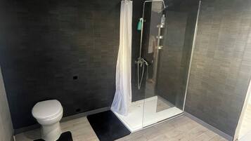 Een haardroger, handdoeken, zeep, shampoo