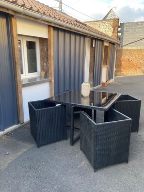 Outdoor dining - The house downstairs (Naours)