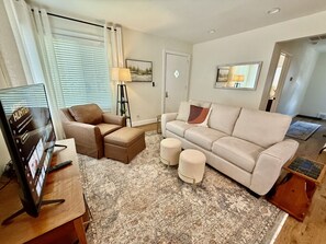 Smart TV, libros, biblioteca musical y videoteca 