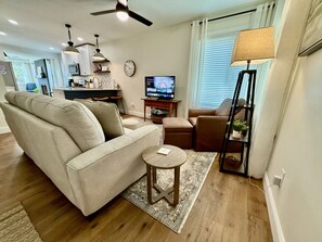 Smart TV, libros, biblioteca musical y videoteca 