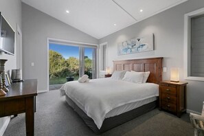 3 Schlafzimmer, Schreibtisch, Bügeleisen/Bügelbrett, WLAN