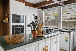 冷蔵庫、電子レンジ、オーブン、コンロ