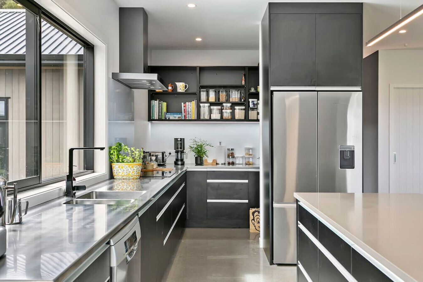 Fridge, oven, dishwasher, coffee/tea maker