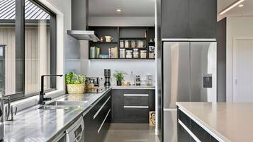 Fridge, oven, dishwasher, coffee/tea maker