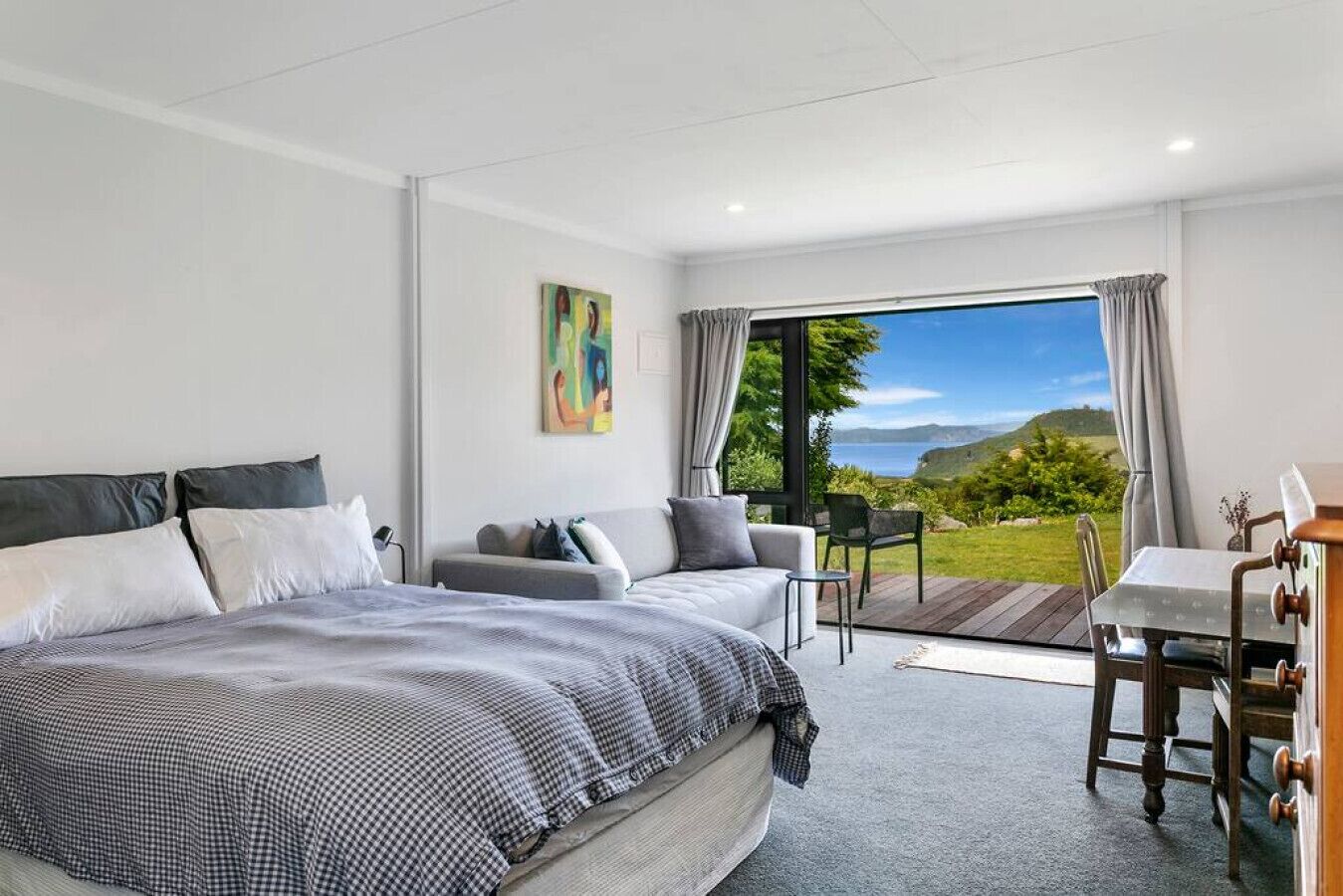 4 bedrooms, desk, WiFi