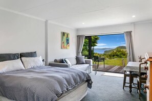 4 bedrooms, desk, WiFi