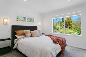 4 bedrooms, desk, WiFi, bed sheets - Central and Beautiful - comfort and style, beautiful decoré, outdoor living. A private sanctuary (Taupō)