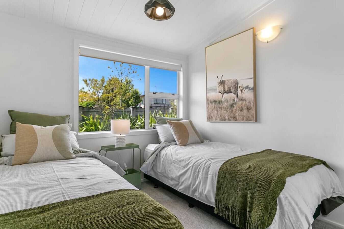 4 bedrooms, desk, WiFi, bed sheets