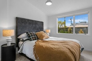 4 bedrooms, desk, WiFi, bed sheets