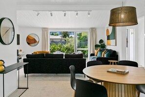 TV, fireplace - Central and Beautiful - comfort and style, beautiful decoré, outdoor living. A private sanctuary (Taupō)