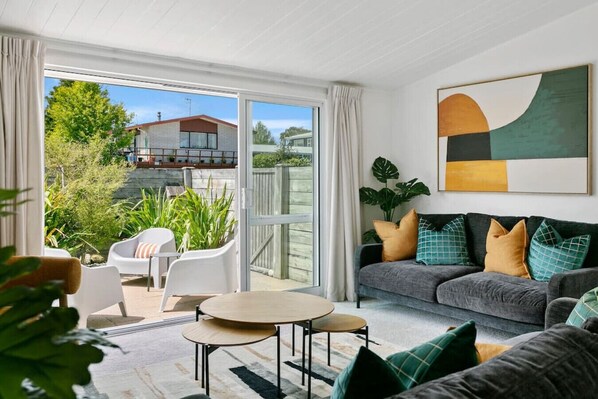 TV, fireplace - Central and Beautiful - comfort and style, beautiful decoré, outdoor living. A private sanctuary (Taupō)