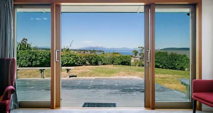 Ultimate Retreat - Spacious with stunning lake views, natural mineral spa and underfloor heating.