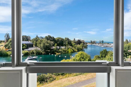 Luxury Taupo Apartment - spacious, modern, warm apartment, with beautiful river views