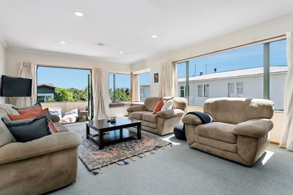 TV, video games, table tennis - Tui`s place - thoughtfully decorated, spacious and peaceful, with a short walk to town centre (Taupo)