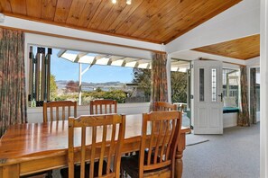 Dining - Bellbird Cottage - private large section, with lake and mountain views. Perfect escape to relax (Taupo)