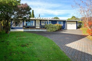 Exterior - Bellbird Cottage - private large section, with lake and mountain views. Perfect escape to relax (Taupo)