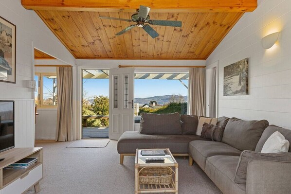 TV - Bellbird Cottage - private large section, with lake and mountain views. Perfect escape to relax (Taupo)