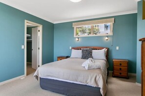 3 bedrooms, WiFi - Lake Front Living - directly across from Lake Taupō. Spectacular deck views of lake and mountains (Taupo)