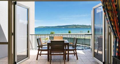 Lake Front Living - directly across from Lake Taupō. Spectacular deck views of lake and mountains