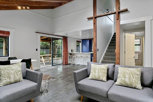 Central and Cozy - popular, peaceful retreat. Two storey, open plan, comfortable living.