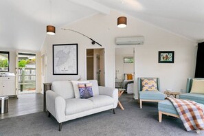 TV - The Pavilion - spacious, warm, cozy, free wifi, family friendly, outdoor living & dining (Taupō)