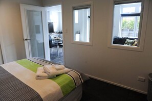 2 bedrooms, iron/ironing board, travel cot, WiFi - Taupo Getaway - beautiful new apartment with privacy, ambience, courtyard, & offstreet parking (Taupo)
