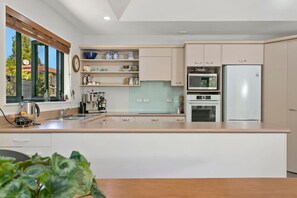 Private kitchen - Treetop Living - peaceful oasis, serene and cozy interior, scenic views of native bush. (Taupō)