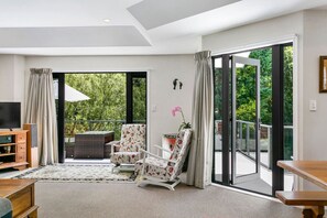 TV - Treetop Living - peaceful oasis, serene and cozy interior, scenic views of native bush. (Taupō)