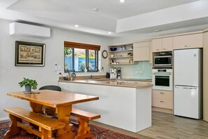 Private kitchen - Treetop Living - peaceful oasis, serene and cozy interior, scenic views of native bush. (Taupō)