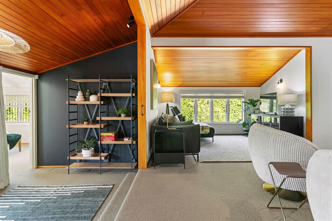 TV connectée, livres, chaîne hi-fi, espaces bureaux