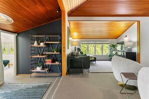 Smart TV, books, stereo, offices