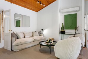 TV connectée, livres, chaîne hi-fi, espaces bureaux
